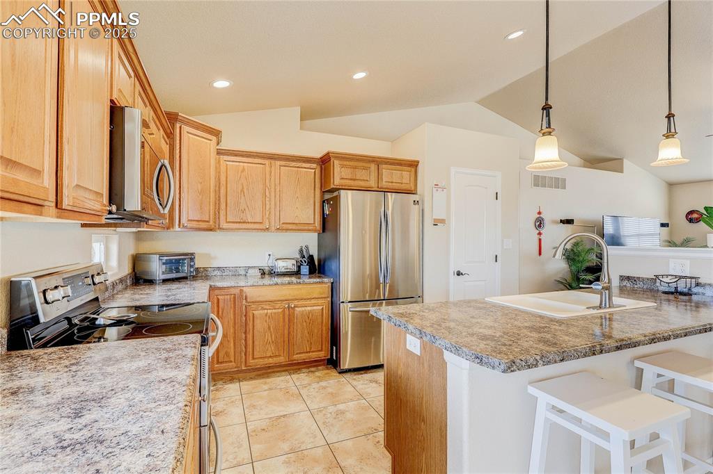 Image 33 of 48: Kitchen