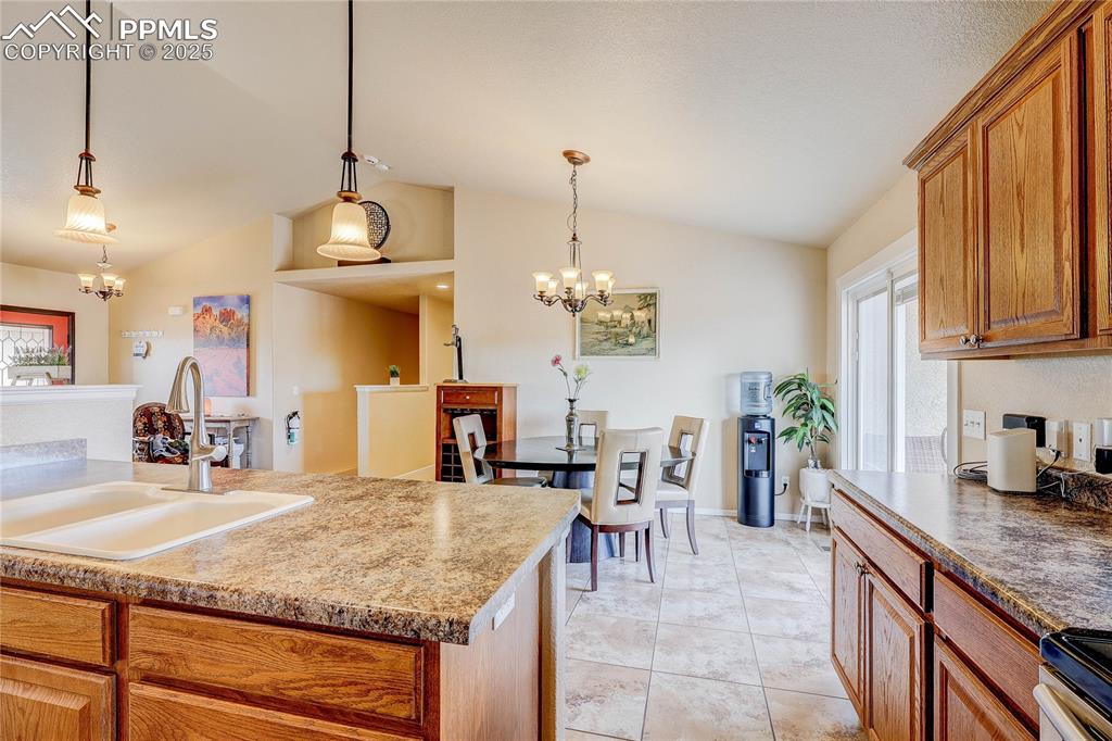 Image 34 of 48: Kitchen