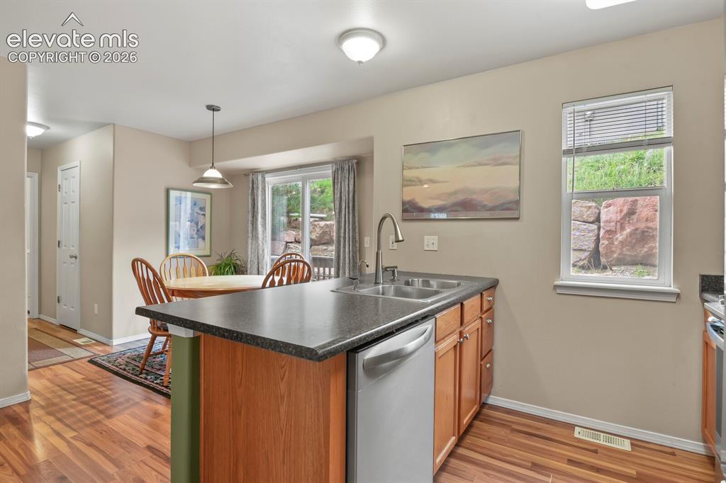 Image 10 of 25: Kitchen