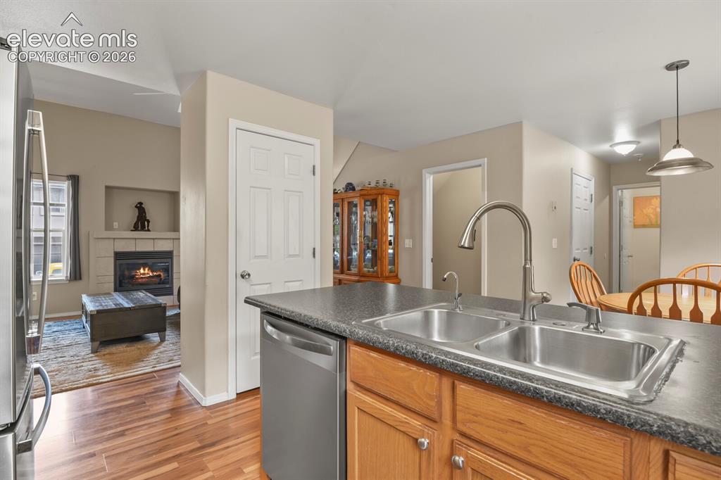 Image 11 of 25: Kitchen