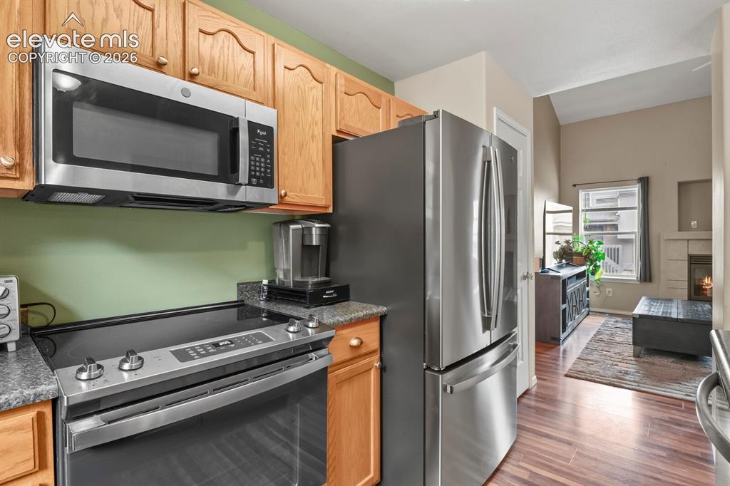 Image 12 of 25: Kitchen
