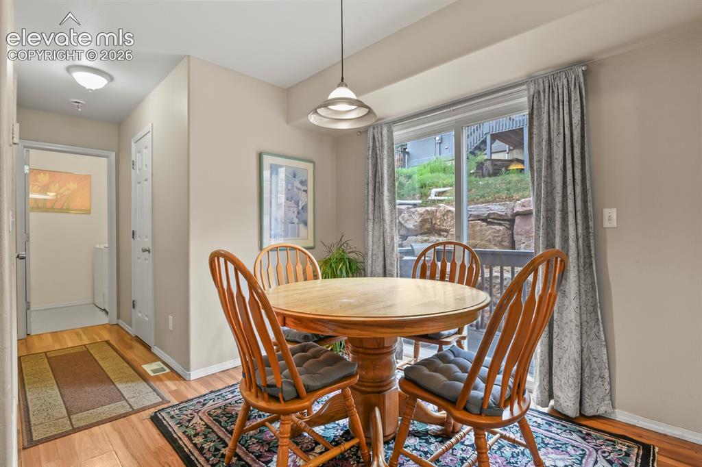 Image 7 of 25: Dining Area