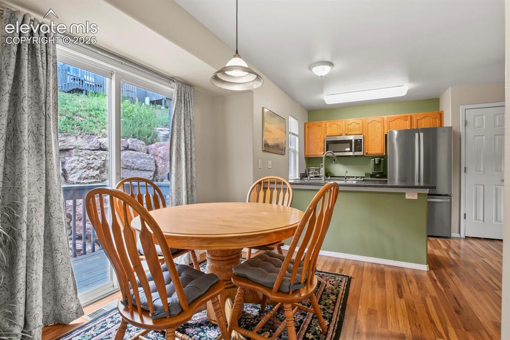 Image 8 of 25: Dining Area
