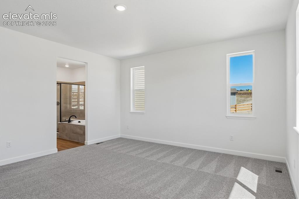 Image 11 of 24: Bedroom