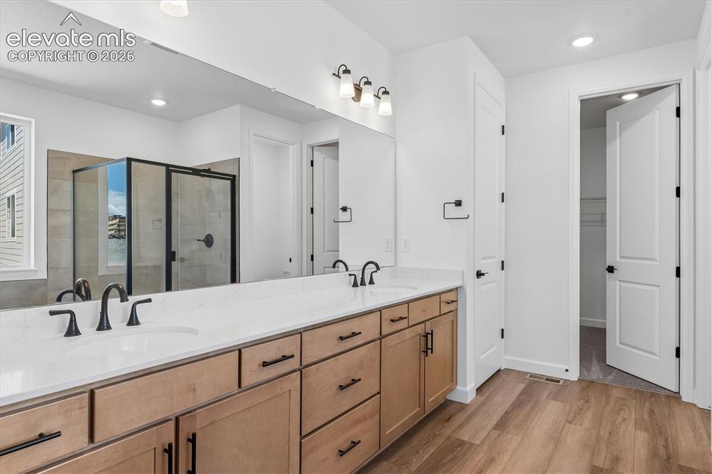 Image 12 of 24: Bathroom