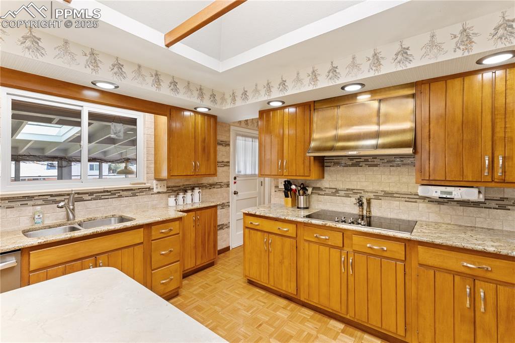 Image 14 of 44: Kitchen