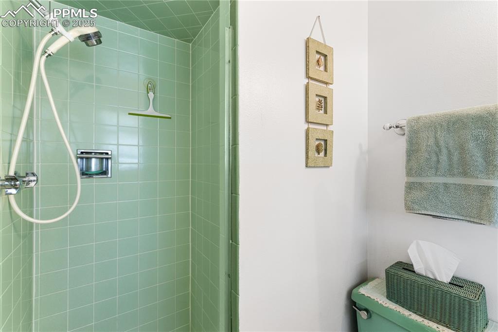 Image 19 of 44: Bathroom