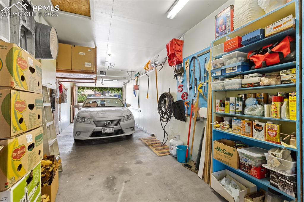 Image 40 of 44: Garage