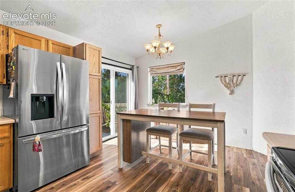 Image 10 of 30: Kitchen