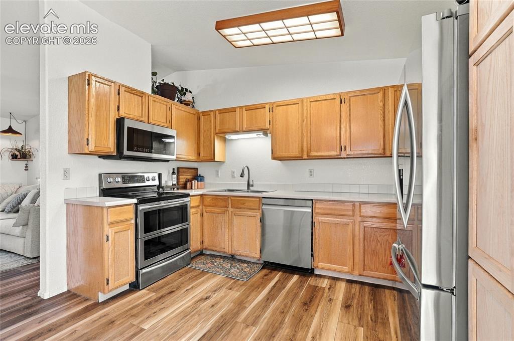 Image 11 of 30: Kitchen