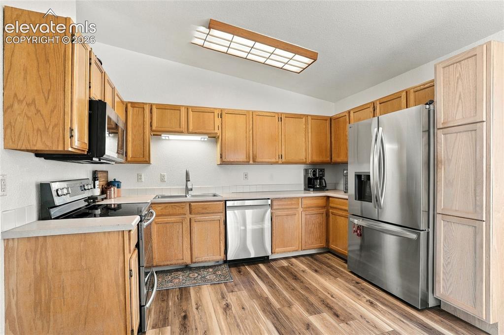 Image 12 of 30: Kitchen