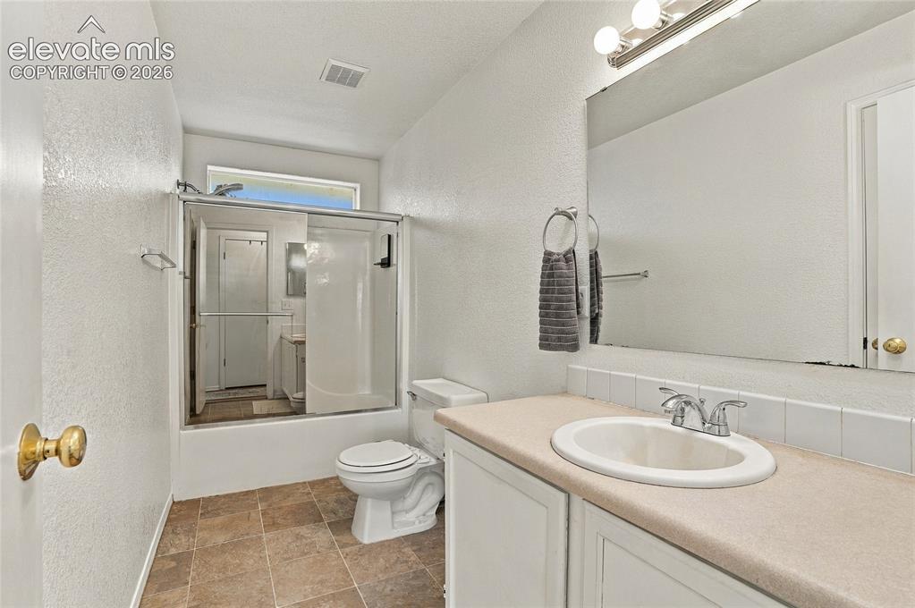 Image 14 of 30: Bathroom
