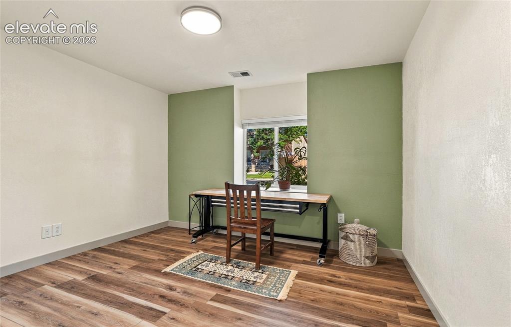 Image 16 of 30: Office