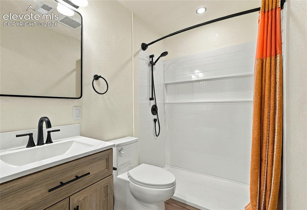 Image 18 of 30: Bathroom
