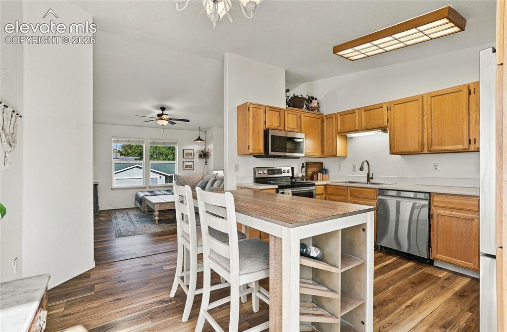 Image 9 of 30: Kitchen