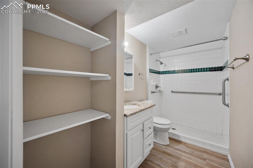 Image 16 of 29: Bathroom