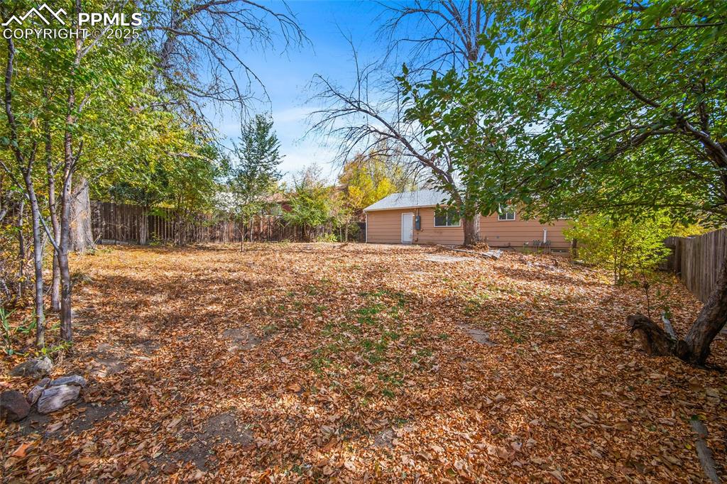 Image 25 of 29: Yard