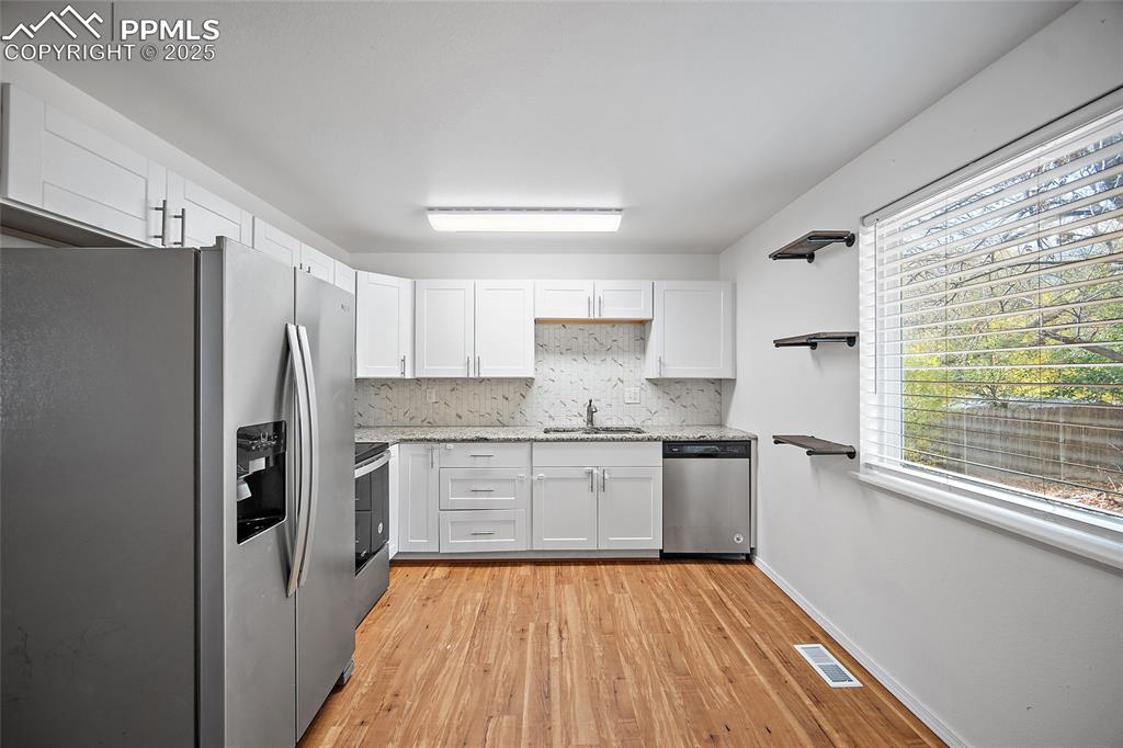 Image 7 of 29: Kitchen