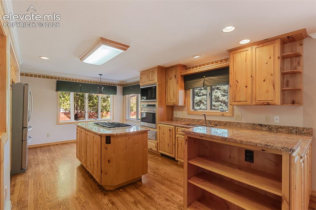 Image 10 of 47: Wolf gas cooktop