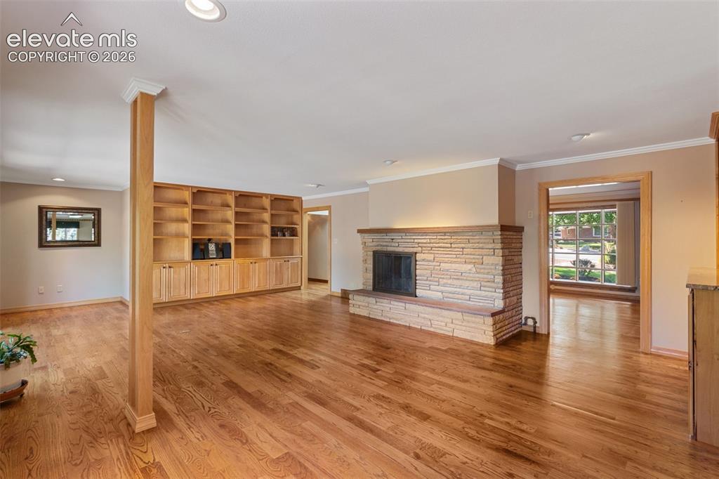 Image 15 of 47: Built in bookcase and cabinets