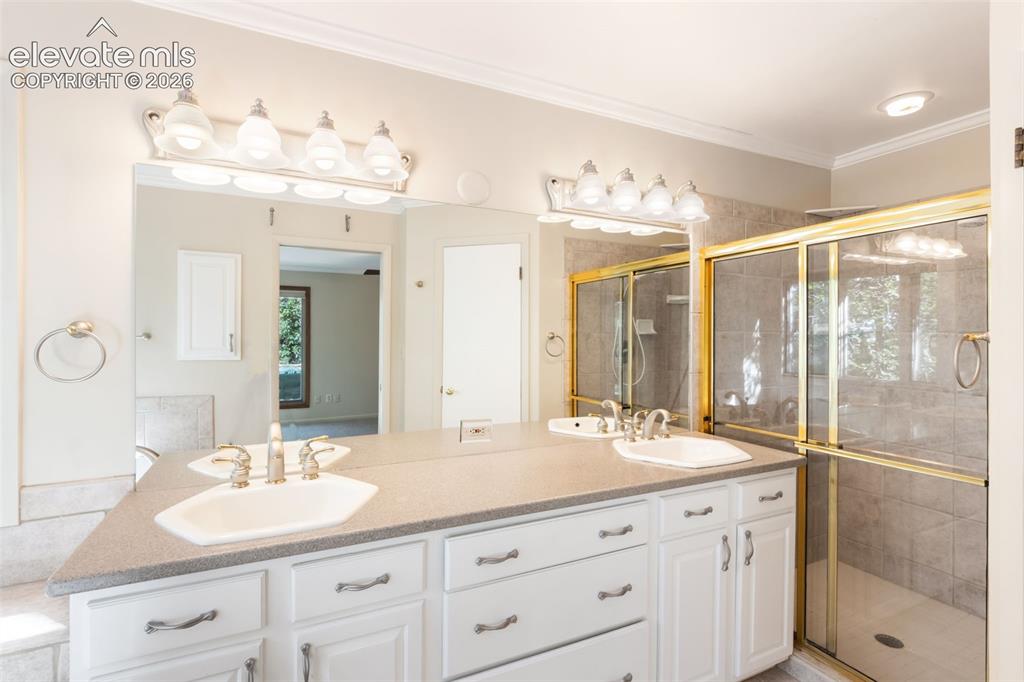 Image 20 of 47: Double vanity