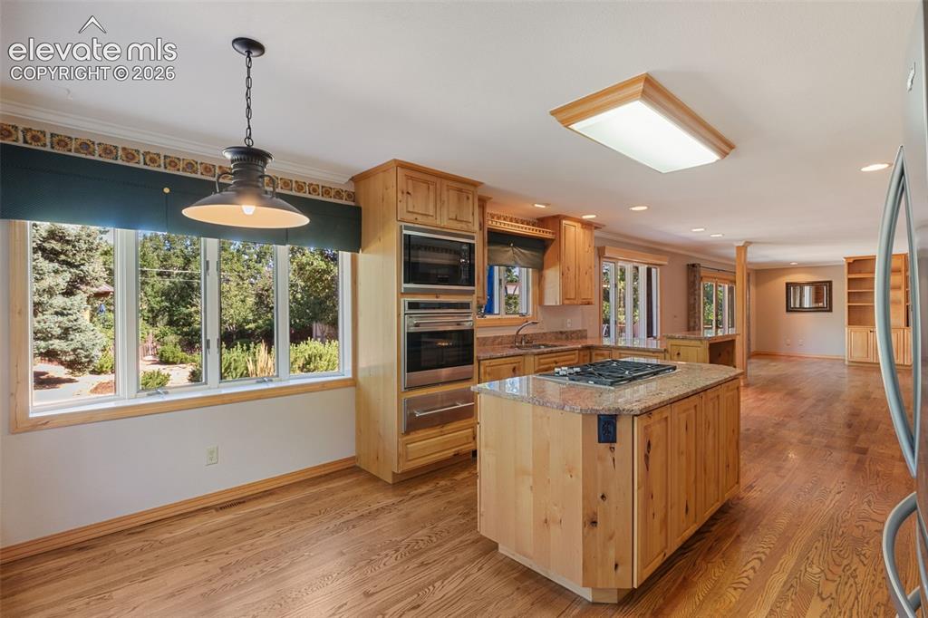 Image 7 of 47: Large bay windows in casual eating area