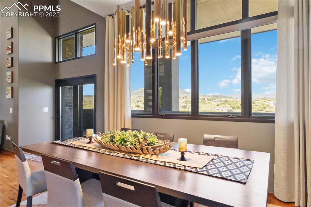 Image 19 of 48: Dining Area