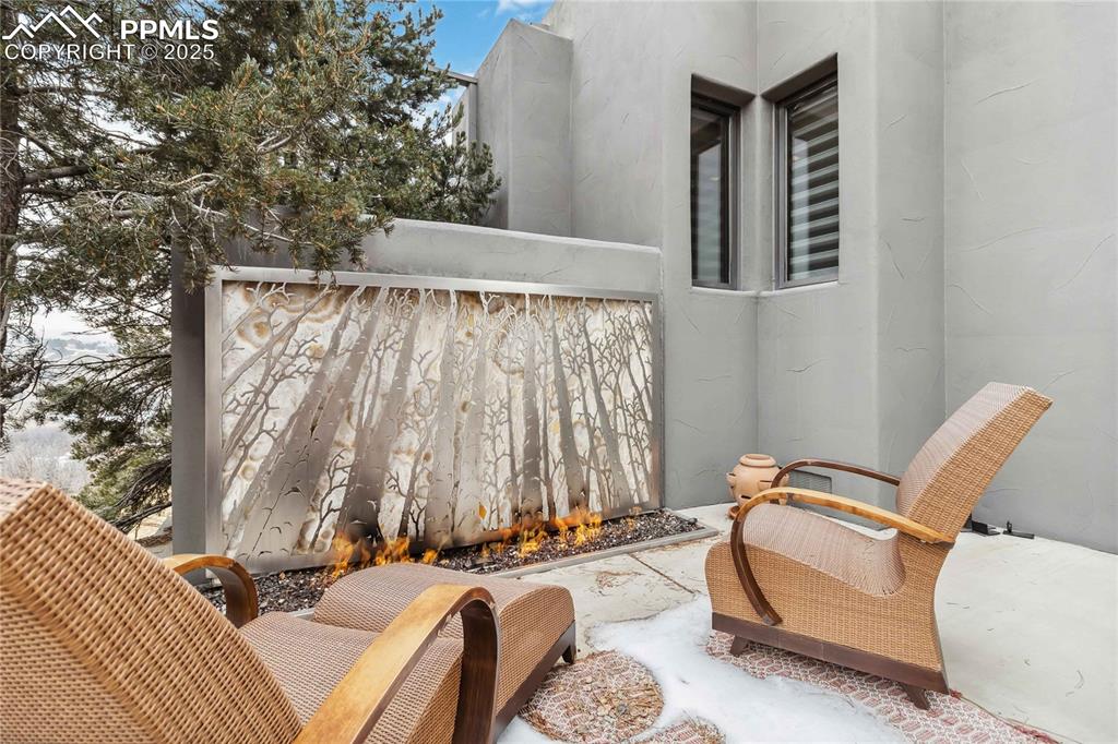 Image 28 of 48: Nice relaxing sitting area!