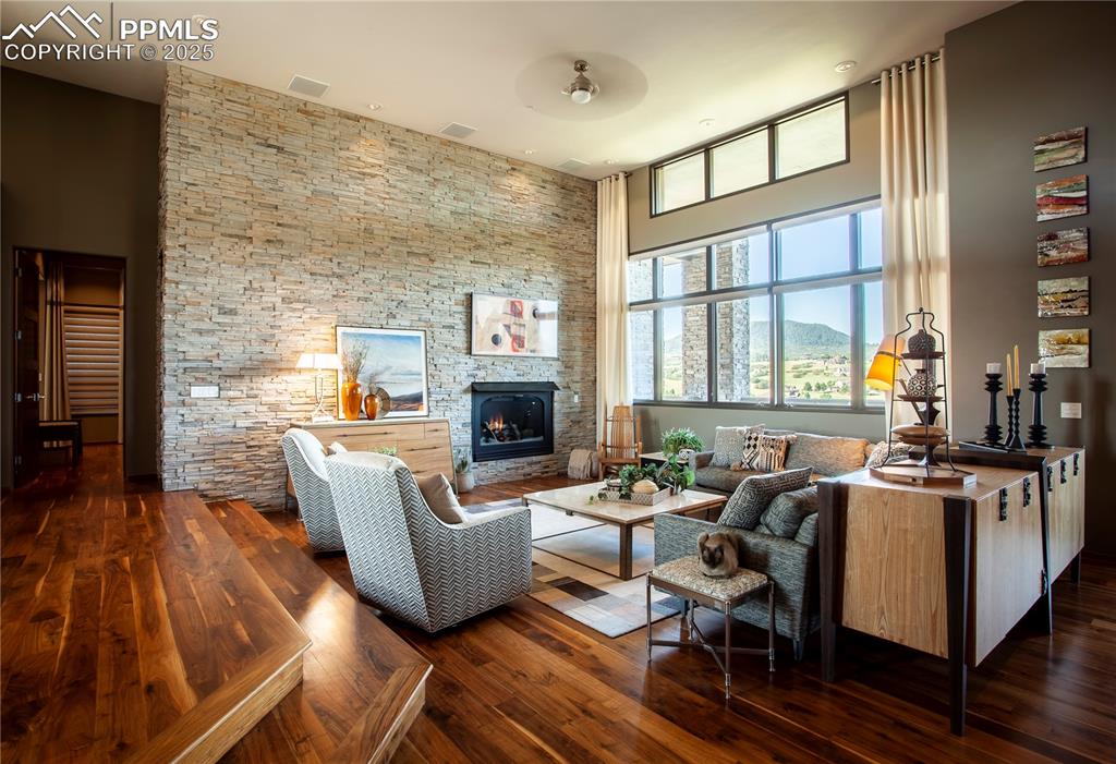 Image 9 of 48: Smart Hunter Douglas Silhouette Shades!