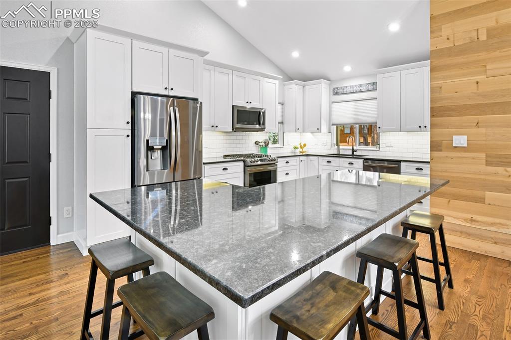 Image 10 of 50: Granite counters, island with counter seating