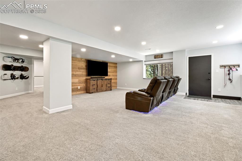 Image 30 of 50: Enormous recreation room!