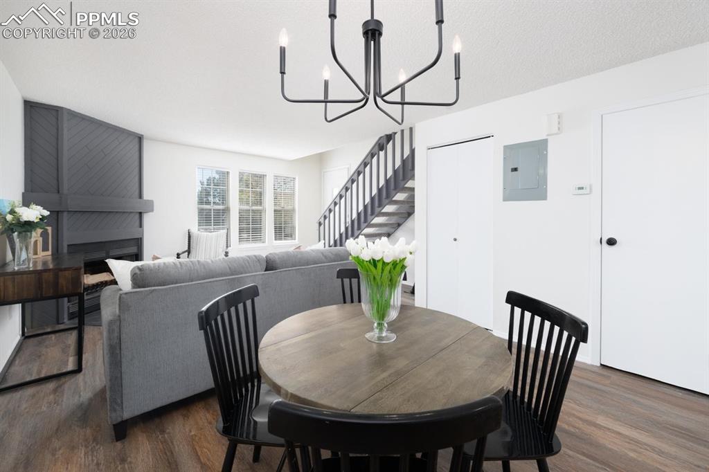 Image 10 of 28: Dining Area