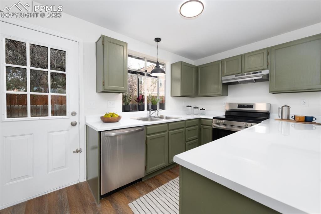 Image 12 of 28: Kitchen