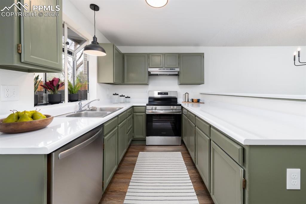 Image 13 of 28: Kitchen