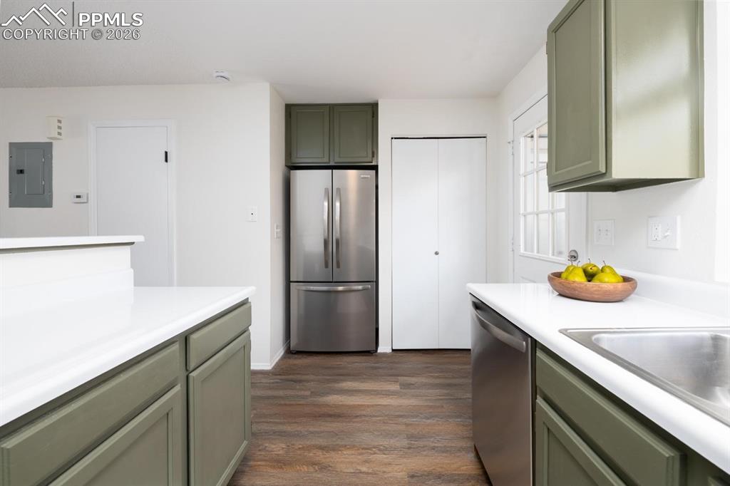 Image 14 of 28: Kitchen