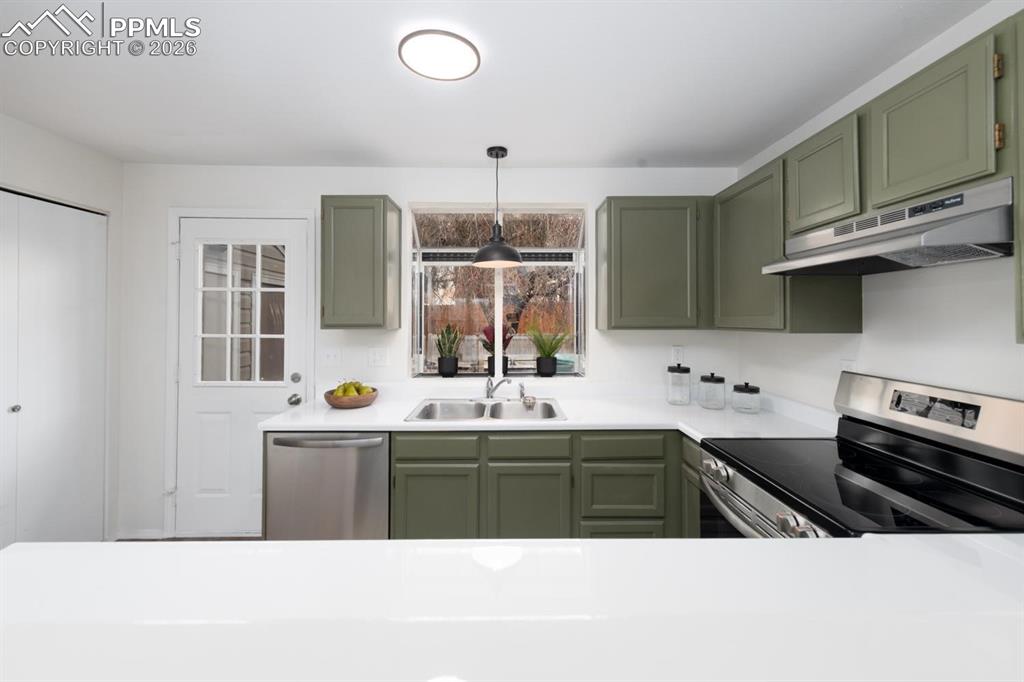 Image 15 of 28: Kitchen