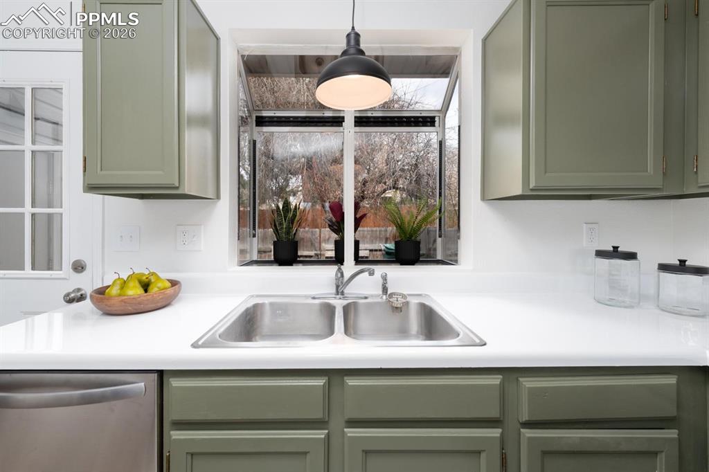 Image 16 of 28: Kitchen