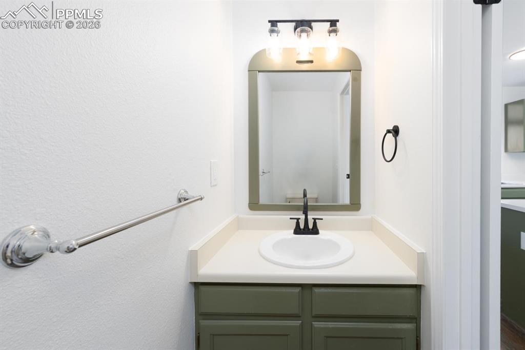 Image 17 of 28: Bathroom