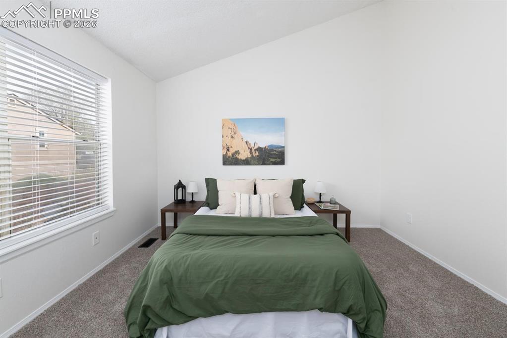 Image 19 of 28: Bedroom