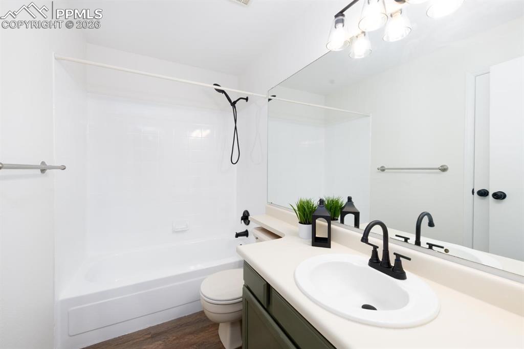 Image 21 of 28: Bathroom