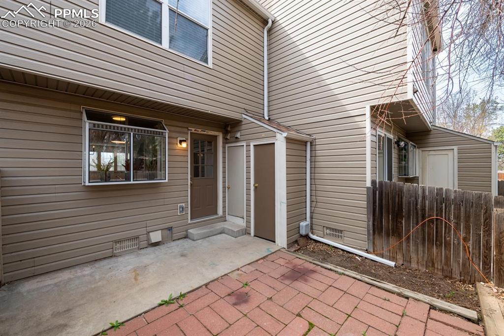 Image 25 of 28: Entry