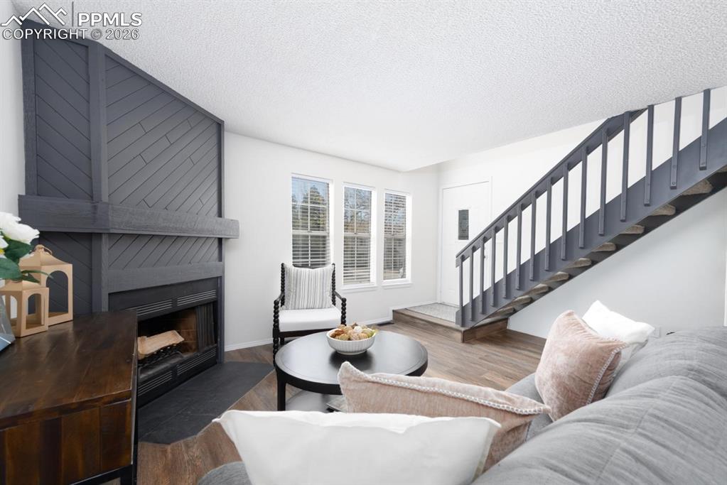 Image 7 of 28: Living Room