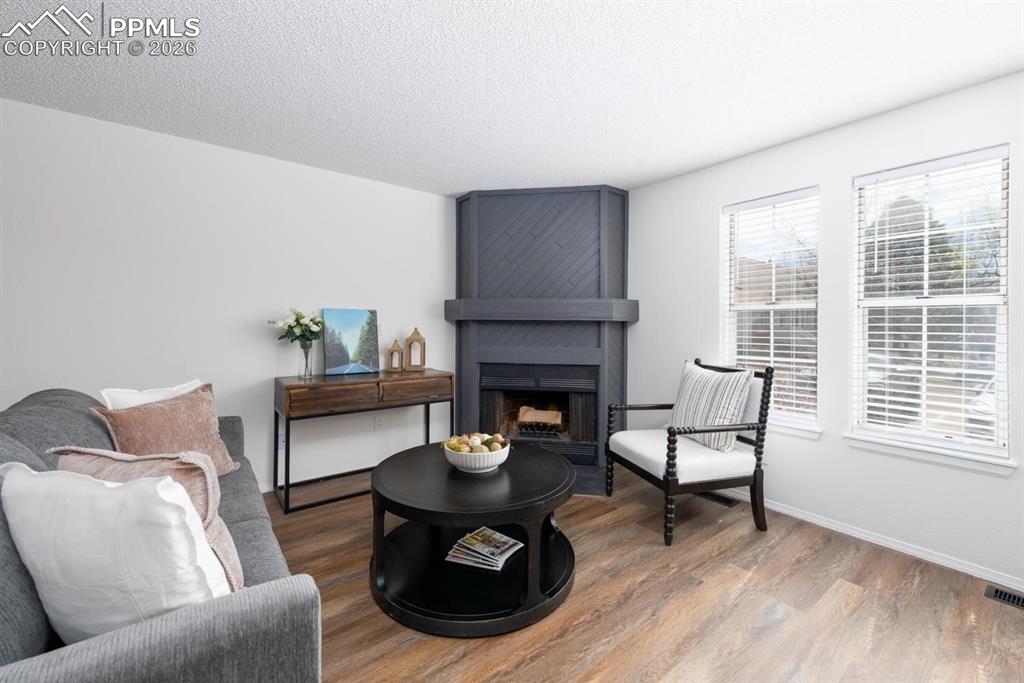 Image 8 of 28: Sitting Room