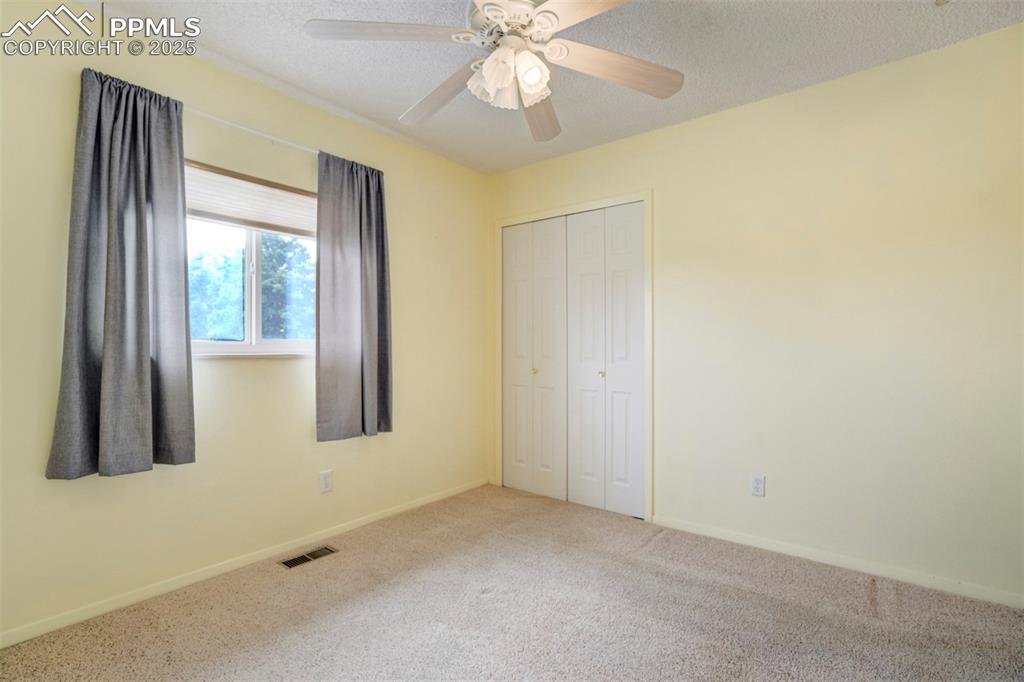 Image 14 of 26: Secondary bedroom