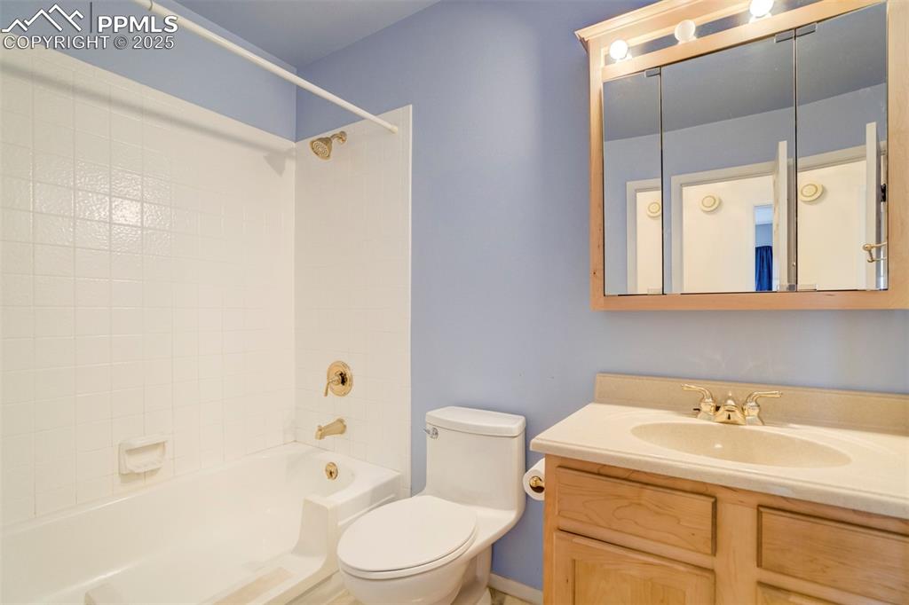 Image 15 of 26: Hall bath