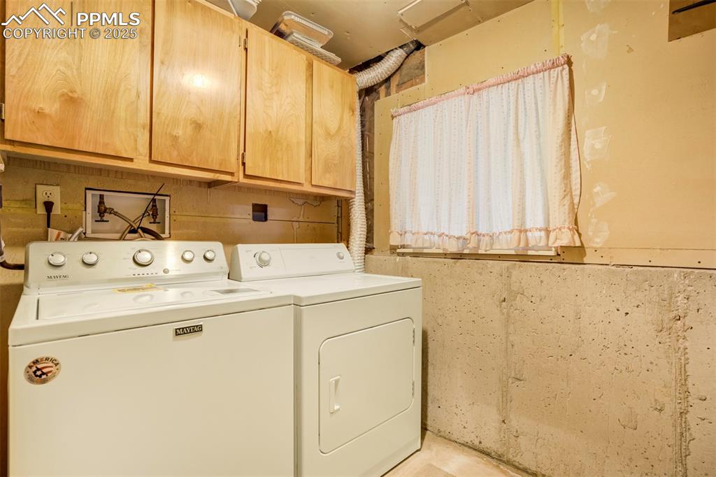 Image 20 of 26: Laundry with window