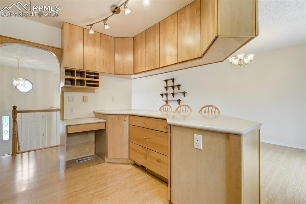 Image 8 of 26: Counter bar island