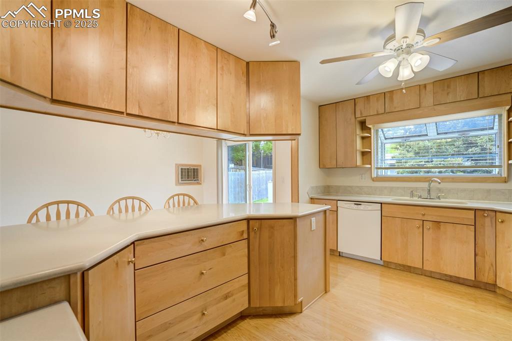 Image 9 of 26: Lots of cabinets with pull out drawers