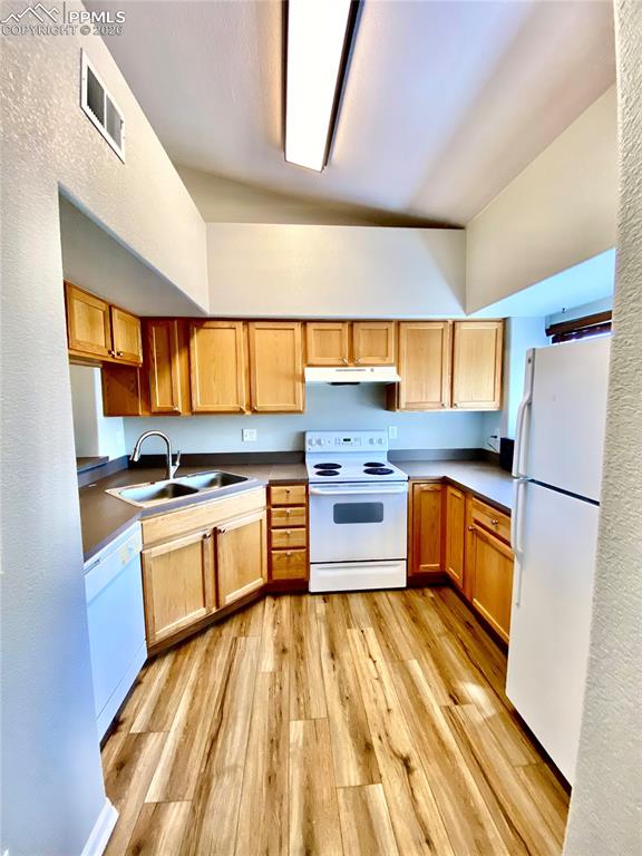 Image 7 of 21: Kitchen