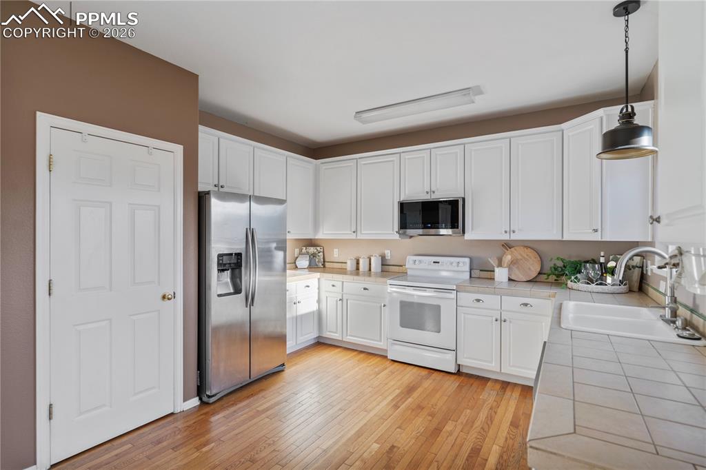 Image 13 of 28: The laundry room and garage entry is convenient.